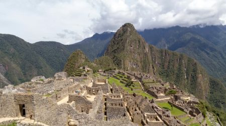 Vista frontal de Machu Picchu